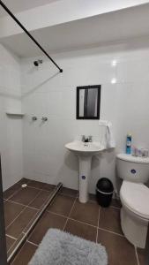 uma casa de banho branca com um WC e um lavatório em ¡Hermoso y cómodo apartamento! em Ibagué