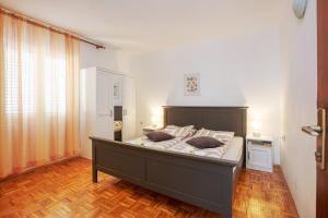 um quarto com uma cama grande com duas almofadas em Apartments by the sea Pirovac, Sibenik - 6447 em Pirovac