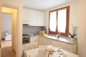Kuchnia lub aneks kuchenny w obiekcie Albergo Diffuso Polcenigo D. Brolo
