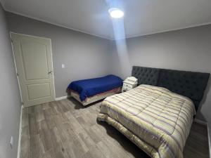 Casa Náutico con estacionamiento privado في ريو جاليجوس: غرفة نوم صغيرة بها سرير وباب