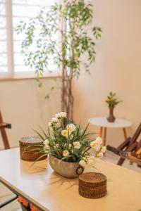 a table with a vase of flowers on it at Amplia casa con 3 habitaciones para hospedaje in Chetumal