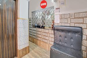 OYO Flagship Prakash Inn في جمشيدبور: كرسي جلد أسود أمام متجر