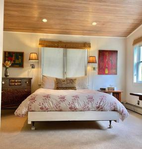 una camera con un grande letto a baldacchino di the farmhouse suite at gallatin farmstead a Red Hook