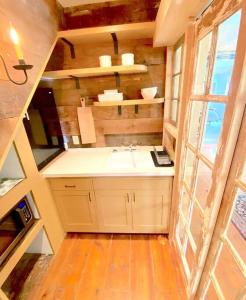 - une petite cuisine avec évier dans la chambre dans l'établissement the farmhouse suite at gallatin farmstead, à Red Hook