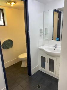 Koupelna v ubytování Arrival Lodge Hostel Accommodation