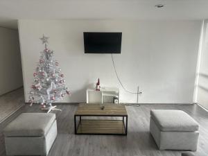 uma sala de estar com uma árvore de Natal e uma mesa de centro em bnb2night Polanco-Lomas em Cidade do México