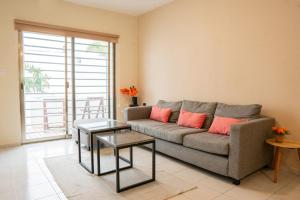 a living room with a couch and a table at acogedora casa con hospedaje para 2 personas in Chetumal