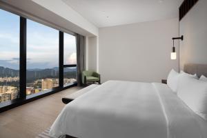 Voodi või voodid majutusasutuse New World Guangzhou Hotel toas