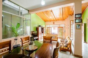 a living room with a dining table and chairs at Casa Pinto - Alojamiento a 7 minutos del centro in Iquitos