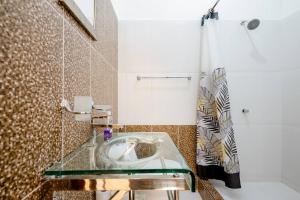 a bathroom with a sink and a shower at Casa Pinto - Alojamiento a 7 minutos del centro in Iquitos +30 photos