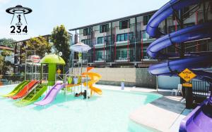 una piscina con un parco acquatico con scivoli di Apple A Day Resort Krabi, Ao Nang Beach ad Aonang Beach