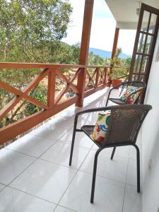 2 sillas en un balcón con vistas en Apartamento em Ilha bela, en Ilhabela