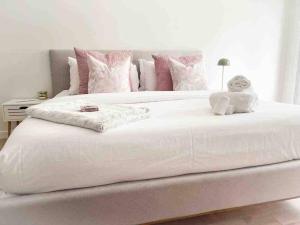 Llit o llits en una habitació de LAÖ Loft Tremblant #106 - KING size Bed