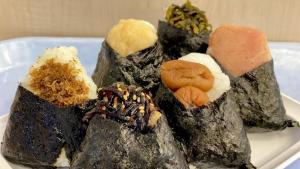 um prato branco coberto com diferentes tipos de alimentos em Toyoko Inn Osaka Bentencho em Osaka