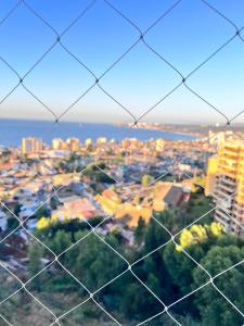 una valla de alambre con vistas a la ciudad en VISTA AL MAR, en Viña del Mar