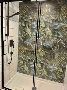 een douchecabine in een badkamer met een plantenwand bij LAÖ Loft Tremblant #105 - KING size bed in Mont-Tremblant