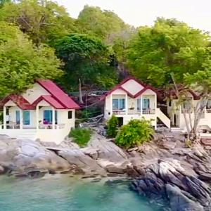 沙美島的住宿－日出海景度假村，水中岩石岛的两栋房屋
