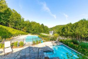 蒙特朗布朗的住宿－LAÖ Lodge Tremblant - VIEW，享有庭院游泳池的顶部景色