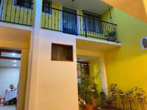 un edificio con due balconi e una stanza con piante di Casa Meraki a Ixmiquilpan