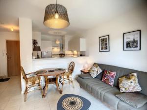 Posedenie v ubytovaní Appartement F2 climatisé avec terrasse, parking privé, à 700m des Thermes de Lamalou-les-Bains - FR-1-451-168