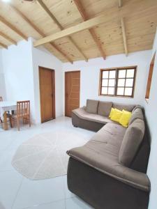 uma sala de estar com um sofá e uma mesa em Apartamento em Ilha bela em Ilhabela