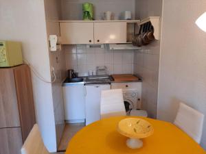 Kuchyňa alebo kuchynka v ubytovaní Appartement Lumineux à Seignosse, Proche Plage, Commerces et Activités, Parking, Wifi et Balcon - FR-1-239-813