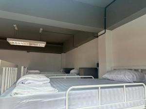 PJ Hostel客房内的一张或多张床位