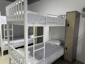 PJ Hostel客房内的一张或多张双层床