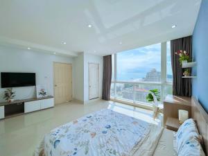 1 dormitorio con cama y ventana grande en Căn Hộ OASKY,3 Phòng View Đẹp Nhìn Ra Biển,Núi Và Hồ Bàu Sen, en Vung Tau