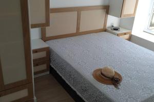 een hoed op een bed in een slaapkamer bij Refúgio Bicho do Mar in Passo de Torres