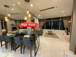 a dining room with a high floor in a house at Vortex Premium Suites KLCC by SCHIEN in Kuala Lumpur