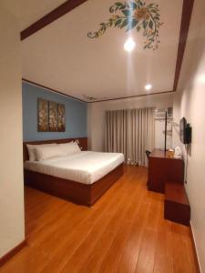 um quarto com uma cama grande num quarto em LaVie Hotel em Vigan