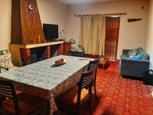 uma sala de estar com uma mesa com cadeiras e um sofá em Casa Centrica 2 habitaciones con Cochera SL Cap em San Luis