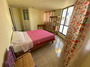 イスミキルパンにあるCasa Merakiの小さなベッドルーム(ベッド1台、窓付)
