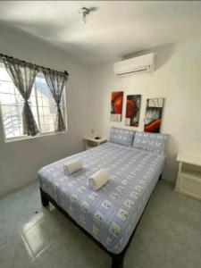 1 dormitorio con 1 cama con edredón azul en Casa de las Palmas, en Zihuatanejo