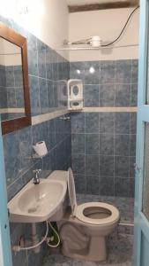 a bathroom with a toilet and a sink at Sauka Casa de campo in Villa de Leyva