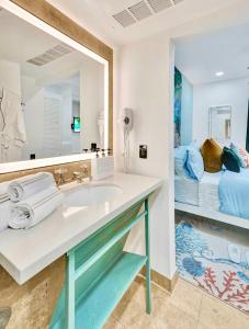 uma casa de banho com um lavatório e um espelho em Park Place South of Fifth em Miami Beach