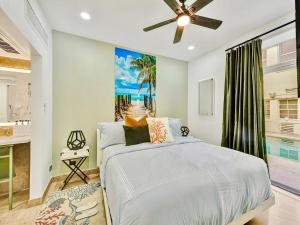 um quarto com uma cama e uma ventoinha de tecto em Park Place South of Fifth em Miami Beach