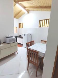 cocina con mesa y sillas en una habitación en Apartamento em Ilha bela, en Ilhabela