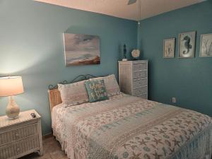200 yds to private gated beach access- 3BR-2BA- quiet location in the heart of Destin!客房内的一张或多张床位