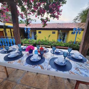 un tavolo con piatti e bicchieri blu e bianchi di CASA IMPERIAL HOTEL POUSADA a São Luís