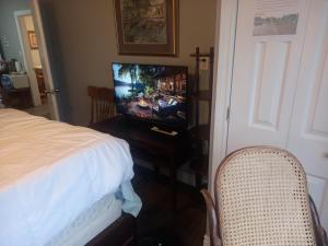 um quarto com uma cama e uma televisão numa mesa em WaterfrontHome-RiverView, Windsor ,Canada em Windsor
