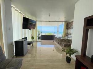 sala de estar con vistas al océano en Hotel Pinos del Mar en Zorritos