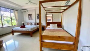 a bedroom with two beds in a room at Wina Ubud B&B in Ubud