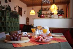 una mesa con un plato de comida. en Ferienwohnung-Susanne-im-Gaestehaus-Bergfrieden, en Bad Bayersoien