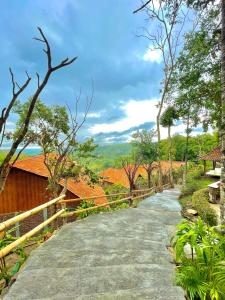 un chemin au milieu d'une forêt plantée d'arbres dans l'établissement Rajaklana Resort and Spa, à Bantul