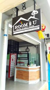 ein Restaurant mit einem Schild, das Zimmer und Englisches Haus liest in der Unterkunft Room2u in Hat Yai