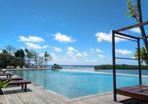 uma piscina com vista para o oceano em Naya Matahora Island Resort em Longga