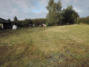 un campo de hierba con una casa en el fondo en Holiday home in a quiet location in Borzyslawiec, 
