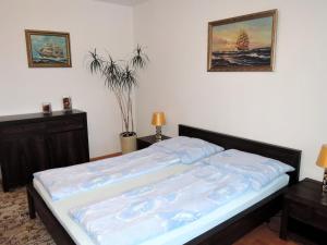 a bedroom with a bed and a painting on the wall at Beautiful apartment with sea views in Miedzyzdroje in Międzyzdroje